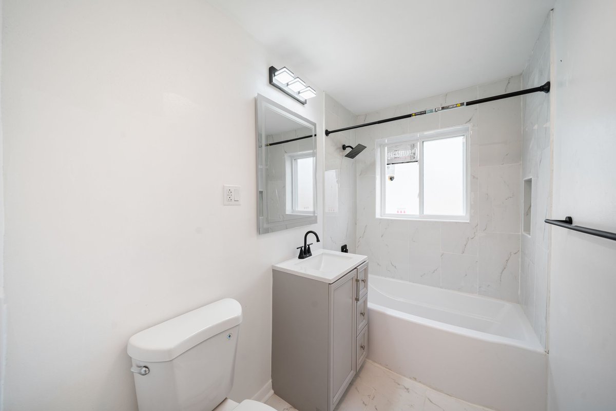 dhengelmann's tweet photo. Newly Rehabbed Fee Simple Townhome in Evanston, Open House Sat/Sun 12-2 #kalerealty #evanstonrealestate #evanstonhomes #evanstonrealtor #evanstonrealestateagent #realestateagent #evanston #Homeforsale #Broker #Properties #Listing #homesforsale #realestate #realtor #townhouse https://t.co/I3e3UGhEE4