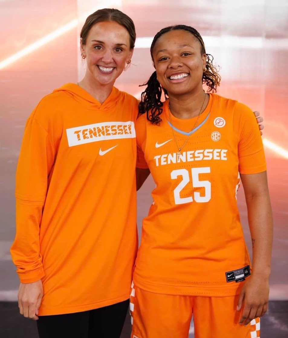 🚨 BREAKING 🚨

Naomi White has committed to Tennessee 🍊

The 5’9 guard averaged 20.8 PPG, 5.3 RPG, and 1.9 SPG, leading all freshmen in scoring during the 2025–26 season.

We’ve got a shooter!🩵🧡