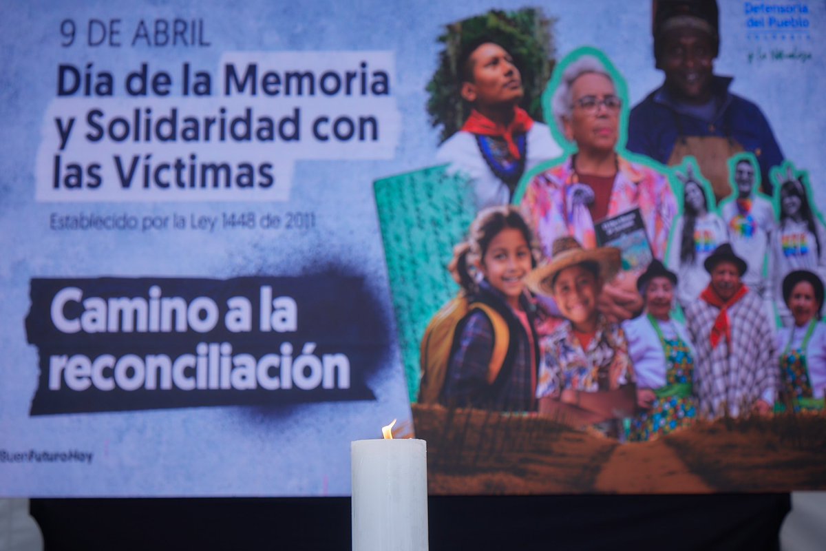 DefensoriaCol's tweet photo. “Hoy es un día de compromiso político y simbólico y de reconocer la pertenencia de las víctimas a nuestra sociedad, pero también es un día de tomar acciones que sean compromisos materiales. Es un día de conectarnos desde el corazón y conectarnos desde la sensibilidad”, manifestó la Defensora, @MarnIris, en el marco del #DíaNacionalDeLasVíctimas.

El Acuerdo Final de Paz nos dio una oportunidad importante de potenciar la Ley de Víctimas. Dio una apertura a un proceso amplio e inclusivo de justicia, memoria, reconocimiento y no repetición.

En el país, el registro de más de 10 millones de víctimas del conflicto armado no solo evidencia la magnitud de lo ocurrido, sino que también plantea la urgencia de que el Estado avance en medidas efectivas de atención, asistencia y reparación integral.