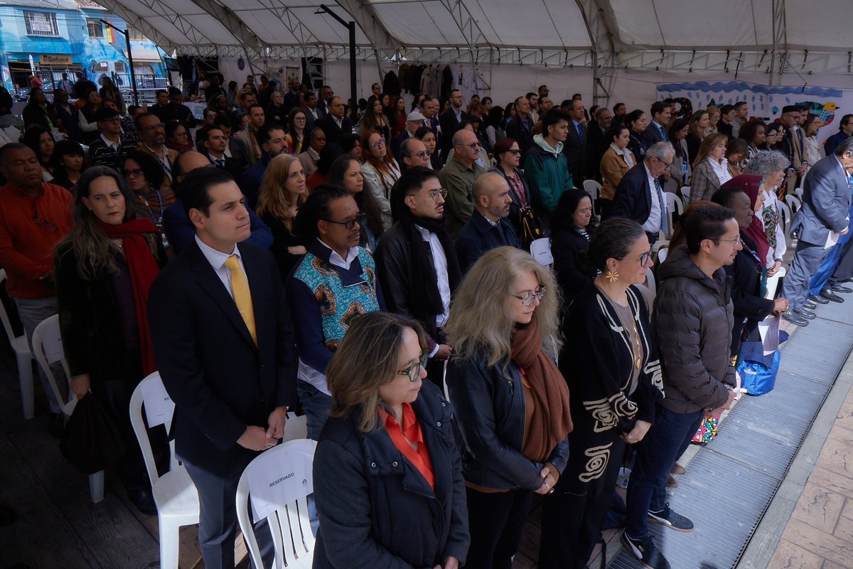 DefensoriaCol's tweet photo. “Hoy es un día de compromiso político y simbólico y de reconocer la pertenencia de las víctimas a nuestra sociedad, pero también es un día de tomar acciones que sean compromisos materiales. Es un día de conectarnos desde el corazón y conectarnos desde la sensibilidad”, manifestó la Defensora, @MarnIris, en el marco del #DíaNacionalDeLasVíctimas.

El Acuerdo Final de Paz nos dio una oportunidad importante de potenciar la Ley de Víctimas. Dio una apertura a un proceso amplio e inclusivo de justicia, memoria, reconocimiento y no repetición.

En el país, el registro de más de 10 millones de víctimas del conflicto armado no solo evidencia la magnitud de lo ocurrido, sino que también plantea la urgencia de que el Estado avance en medidas efectivas de atención, asistencia y reparación integral.