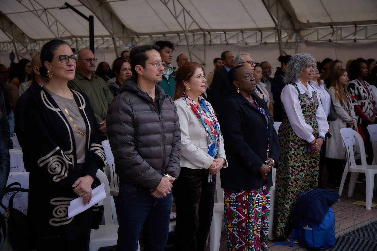 DefensoriaCol's tweet photo. El impacto del conflicto ha sido profundamente diferenciado.

La violencia ha sido mayor para los pueblos étnicos, afrodescendientes e indígenas, las mujeres, las personas LGBTIQ+, las mujeres trans y para quienes pertenecen a otras creencias religiosas. 

“La apuesta por la paz y la reconciliación política es una puesta de igualdad de todas las identidades, todas las formas de ver y toda la diversidad de nuestro país para que la violencia no se convierta en arma de silenciamiento, sino que se elimine para que toda esa diversidad nos ayude a crecer como país, un país en el que no hay una sola forma de vernos, de vivir y de construir nuestra nación”, mencionó la Defensora.