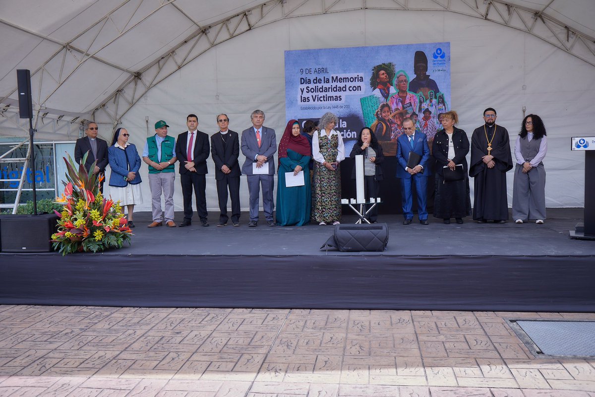 DefensoriaCol's tweet photo. El impacto del conflicto ha sido profundamente diferenciado.

La violencia ha sido mayor para los pueblos étnicos, afrodescendientes e indígenas, las mujeres, las personas LGBTIQ+, las mujeres trans y para quienes pertenecen a otras creencias religiosas. 

“La apuesta por la paz y la reconciliación política es una puesta de igualdad de todas las identidades, todas las formas de ver y toda la diversidad de nuestro país para que la violencia no se convierta en arma de silenciamiento, sino que se elimine para que toda esa diversidad nos ayude a crecer como país, un país en el que no hay una sola forma de vernos, de vivir y de construir nuestra nación”, mencionó la Defensora.