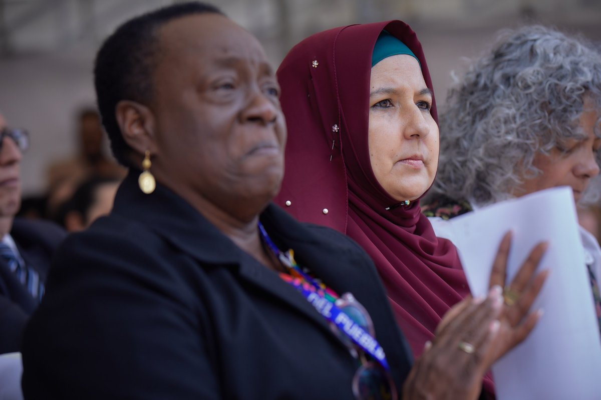 DefensoriaCol's tweet photo. El impacto del conflicto ha sido profundamente diferenciado.

La violencia ha sido mayor para los pueblos étnicos, afrodescendientes e indígenas, las mujeres, las personas LGBTIQ+, las mujeres trans y para quienes pertenecen a otras creencias religiosas. 

“La apuesta por la paz y la reconciliación política es una puesta de igualdad de todas las identidades, todas las formas de ver y toda la diversidad de nuestro país para que la violencia no se convierta en arma de silenciamiento, sino que se elimine para que toda esa diversidad nos ayude a crecer como país, un país en el que no hay una sola forma de vernos, de vivir y de construir nuestra nación”, mencionó la Defensora.