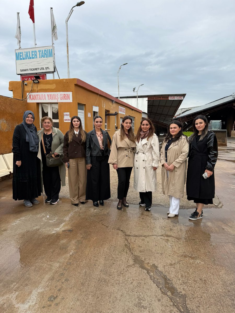 sanliurfakgk's tweet photo. Bugün, genel kurul üyemiz Melis Melik’in yönetim kurulu üyesi olduğu çırçır fabrikasını ziyaret ettik.
Pamuğun tarladan çıkıp üretime dönüşüm sürecini yerinde inceleyerek, üretim faaliyetlerine ilişkin bilgi aldık.
Kadın girişimciliğinin sanayiye sağladığı değeri çok kıymetli.Kendisine nazik ev sahipliği için teşekkür ederiz.

@RHisarciklioglu @mdoganyetim @mtnilengiz @haticekubrailhn @sanliurfatso @tobb_kgk @TOBBiletisim