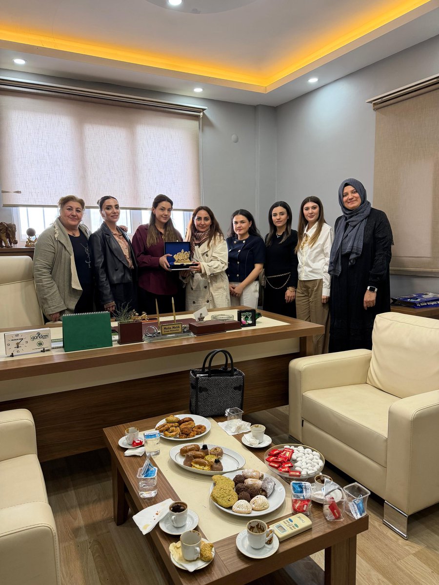 sanliurfakgk's tweet photo. Bugün, genel kurul üyemiz Melis Melik’in yönetim kurulu üyesi olduğu çırçır fabrikasını ziyaret ettik.
Pamuğun tarladan çıkıp üretime dönüşüm sürecini yerinde inceleyerek, üretim faaliyetlerine ilişkin bilgi aldık.
Kadın girişimciliğinin sanayiye sağladığı değeri çok kıymetli.Kendisine nazik ev sahipliği için teşekkür ederiz.

@RHisarciklioglu @mdoganyetim @mtnilengiz @haticekubrailhn @sanliurfatso @tobb_kgk @TOBBiletisim