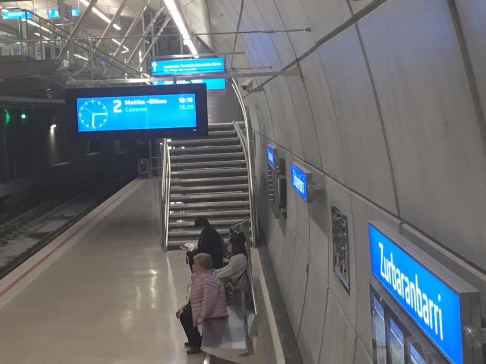 UnaiSordo's tweet photo. Solo hace nueve años que el metro llegó al barrio. Como decía entonces un vecino en el periódico, “a estos barrios que hace apenas 5 décadas eran de chabolas”. 
Donde llegaba la emigración de Galicia, Castilla y otros territorios.
Uribarri, Zurbaran, Zurbaranbarri, Arabella.
👇🏻 https://t.co/XL3UNdx5nD