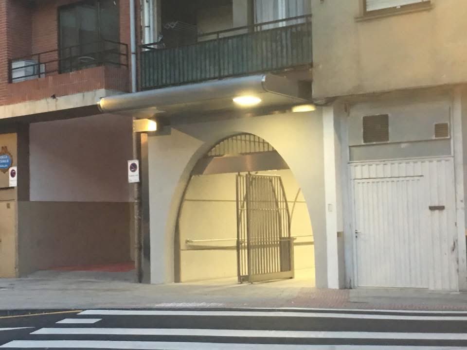 UnaiSordo's tweet photo. Solo hace nueve años que el metro llegó al barrio. Como decía entonces un vecino en el periódico, “a estos barrios que hace apenas 5 décadas eran de chabolas”. 
Donde llegaba la emigración de Galicia, Castilla y otros territorios.
Uribarri, Zurbaran, Zurbaranbarri, Arabella.
👇🏻 https://t.co/XL3UNdx5nD