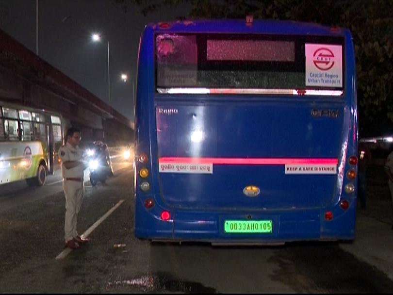 otvkhabar's tweet photo. #ଆମ_ବସ୍_ଭଙ୍ଗାରୁଜା !
-ଭୁବନେଶ୍ବର: ଖଣ୍ଡଗିରି ଥାନା ଯଦୁପୁର ଛକରେ ଆମ ବସ୍ ଭଙ୍ଗାରୁଜା
-ପାଟିତୁଣ୍ଡ ପରେ ଆମ ବସ୍ ଭଙ୍ଗାରୁଜା କଲେ ସ୍ଥାନୀୟ ଲୋକେ
-ବୃଦ୍ଧଙ୍କୁ ମହିଳା କଣ୍ଡକ୍ଟର ଦୁର୍ବ୍ୟବହାର କରିଥିବା ଅଭିଯୋଗରେ ଭଙ୍ଗାରୁଜା
#Bhubaneswar #Khandagiri #JadupurChhak #WomanConductor #Misbehaviour #PublicAnger #BusIncident #BhubaneswarTraffic #OTV