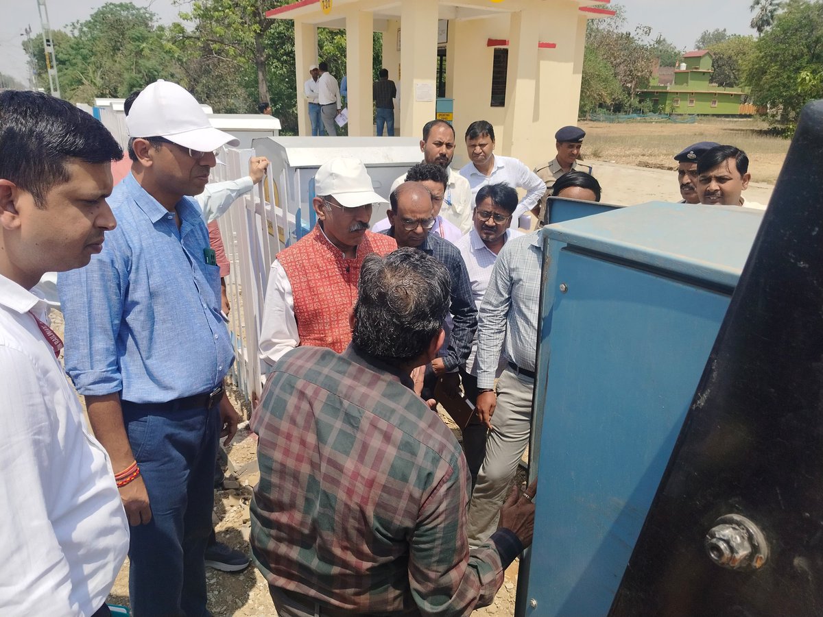 drmbsbner's tweet photo. सलेमपुर स्टेशन यार्ड में समपार संख्या-7 स्पेशल का निरीक्षण करते हुए महाप्रबंधक, पूर्वोत्तर रेलवे श्री उदय बोरवणकर एवं अन्य वरिष्ठ रेल अधिकारीगण।
#NERUpdates https://t.co/AOdsXWUEyX