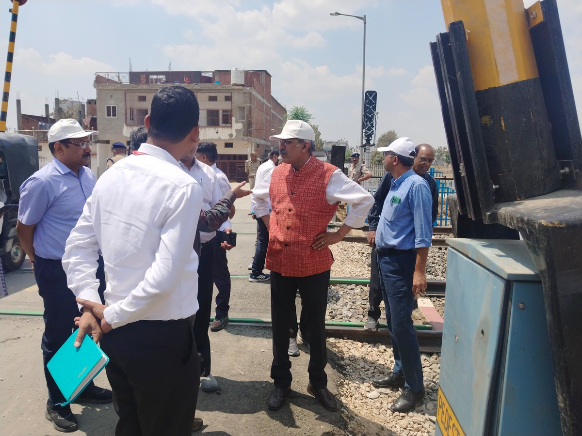 drmbsbner's tweet photo. सलेमपुर स्टेशन यार्ड में समपार संख्या-7 स्पेशल का निरीक्षण करते हुए महाप्रबंधक, पूर्वोत्तर रेलवे श्री उदय बोरवणकर एवं अन्य वरिष्ठ रेल अधिकारीगण।
#NERUpdates https://t.co/AOdsXWUEyX