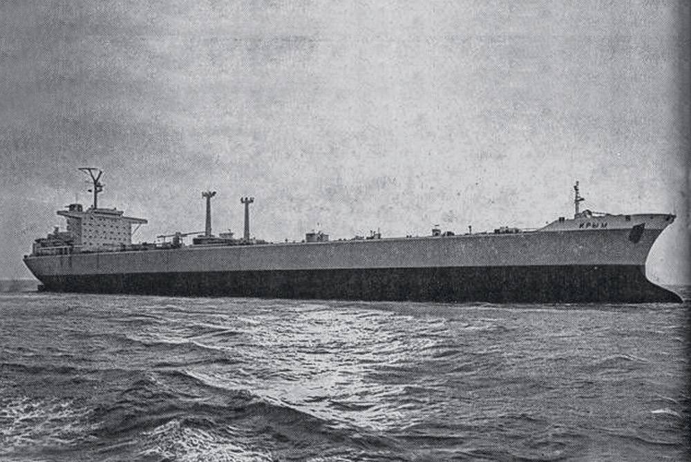Russia's tweet image. ⛴️🛢️ #OTD in 1974, the USSR launched its first supertanker, #Crimea.

A technical marvel of its era – 296m-long, 45m-wide, nearly 25m-tall – it carried enough fuel to circle the globe 🌐

Crimea remains one of the largest vessels ever built in Russia &amp;amp; USSR.