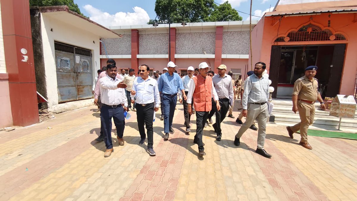 drmbsbner's tweet photo. सलेमपुर जं. रेलवे स्टेशन पर किये जा रहे निर्माण कार्यों का गहन निरीक्षण करते हुए महाप्रबंधक, पूर्वोत्तर रेलवे श्री उदय बोरवणकर।
#NERUpdates https://t.co/QvG5oKtqcR