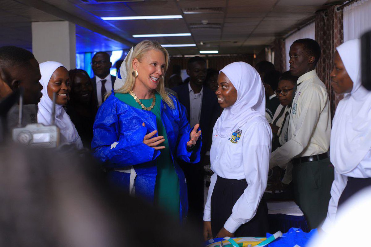 LisaJChesney's tweet photo. Trash➡️treasure at the Students for Sustainable Waste Management Summit ♻️!

10,000 students across Kampala are leading change in schools &amp; communities👏🏽

I saw great ideas for turning waste into coats,paving and more. Thanks @CheveningUganda for the alumni‑powered support
🇬🇧🤝🇺🇬 https://t.co/badBNLSpy4
