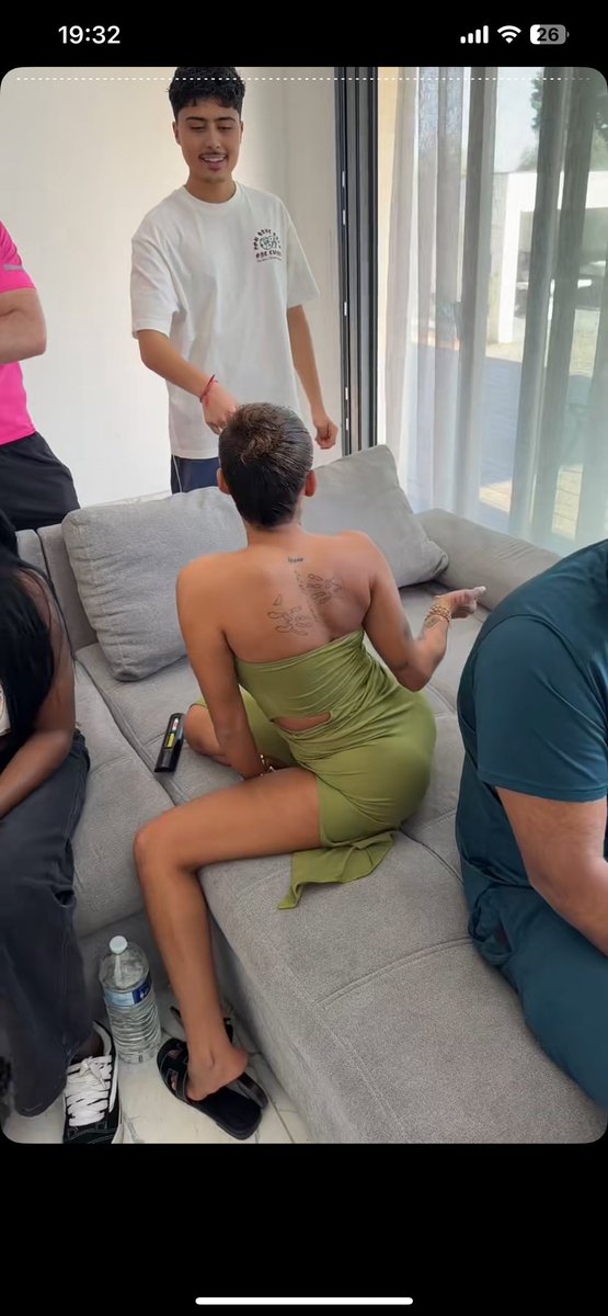 Les 2 dents de Mouna tweet media