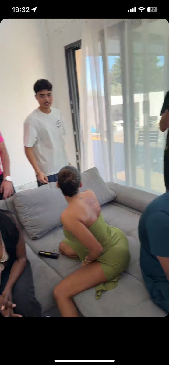 Les 2 dents de Mouna tweet media