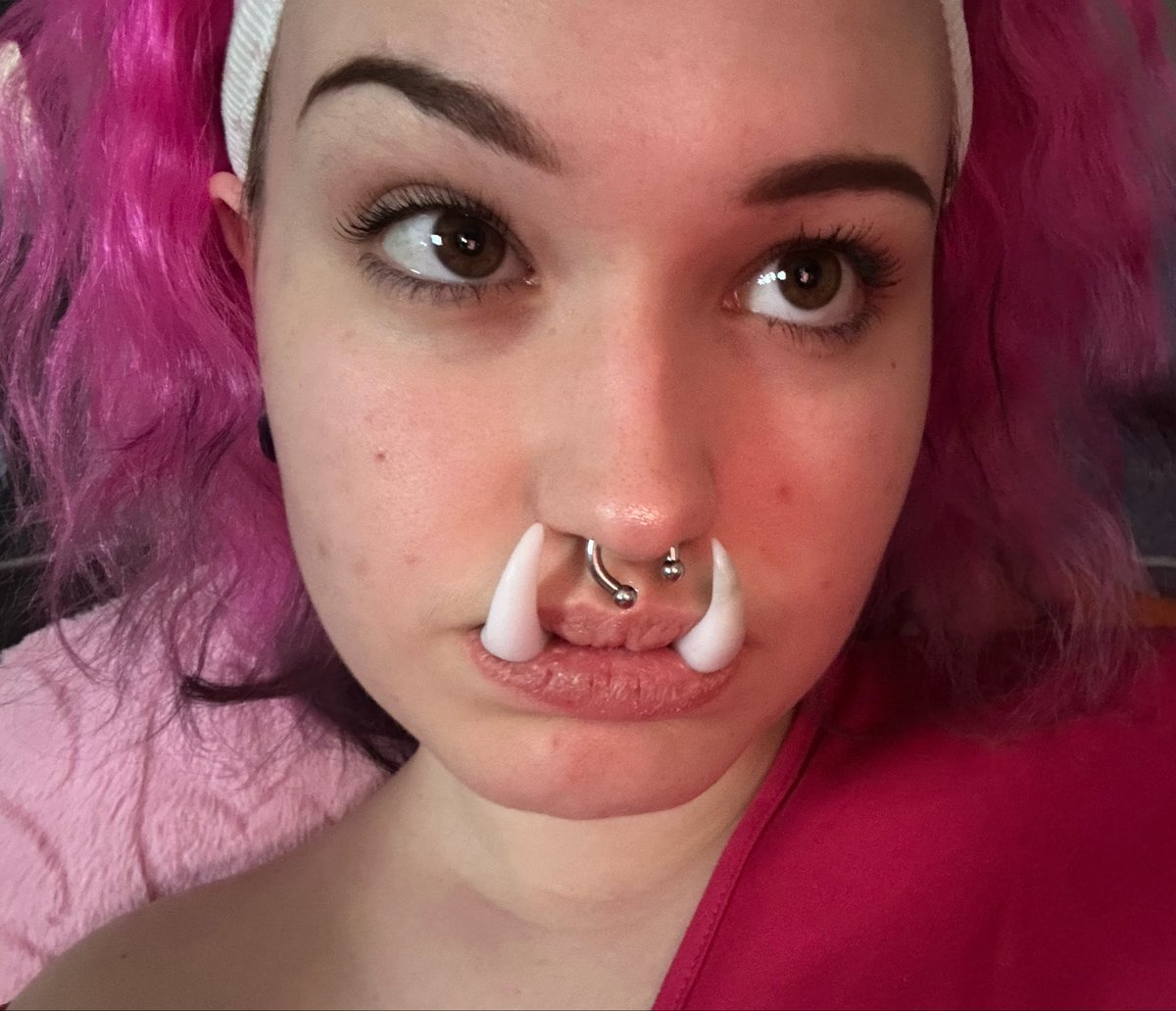 buicefuel's tweet photo. found the orc teeth i made and now all i wanna do is paint myself green and be cunty💔 https://t.co/9jA6i3aAte