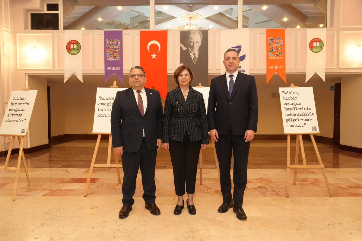 ayseunluce's tweet photo. Adalet 26 cümlede hayat buldu.

2026 Eskişehir Yılı etkinlikleri kapsamında, Eskişehir Barosu tarafından düzenlenen ve belediyemizin desteklediği “26 Cümlede Adalet” sergisinin açılışını gerçekleştirdik.

Adalet kavramını farklı hayatlar ve deneyimler üzerinden yeniden yorumlayan bu anlamlı sergide, toplumsal hafızayı güçlendiren güçlü anlatımlara tanıklık ettik.

Etkinliğe değerli katılımı için Türkiye Barolar Birliği Başkanı Erinç Sağkan’a, sergiyi düzenleyen Eskişehir Baro Başkanı Barış Günaydın ve emek veren herkese teşekkür ediyorum.