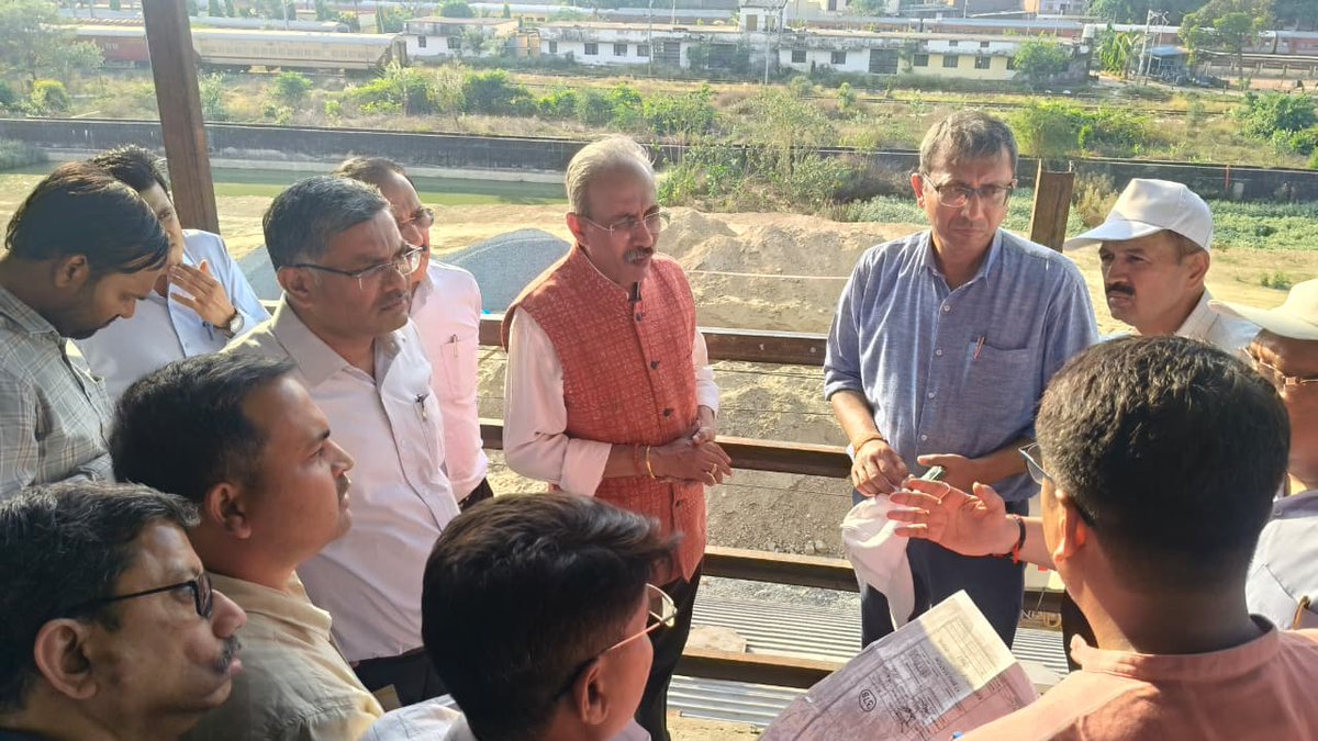 drmbsbner's tweet photo. अमृत भारत स्टेशन योजना के अंतर्गत पुनर्विकसित किये जा रहे मऊ जं. रेलवे स्टेशन का वरिष्ठ रेल अधिकारियों के साथ निरीक्षण करते हुए महाप्रबंधक, पूर्वोत्तर रेलवे श्री उदय बोरवणकर।
#AmritStation
#NERUpdates https://t.co/dZpqI1K3Jz