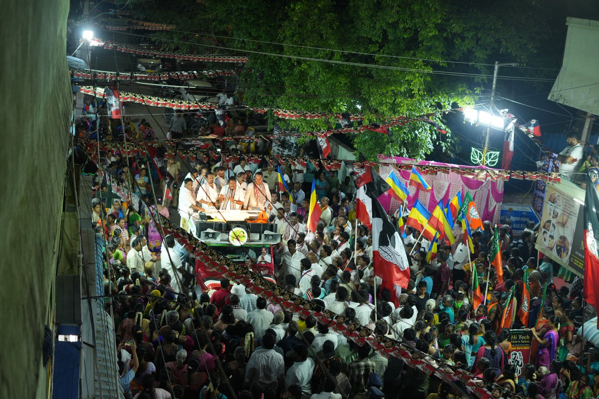 PBenjaminoffl's tweet photo. வார்டு 147 &amp; 144 பகுதிகளில் எனக்கு ஆதரவா�� தீவிர பிரச்சாரம் மேற்கொண்ட சகோதரி நமீதா அவர்களுக்கு மனமார்ந்த நன்றிகள்.மலரட்டும் இரட்டை இலை!
 மகிழட்டும் தமிழ்நாடு!#Maduravoyal #Vote4AIADMK #EPS4CM

@EPSTamilNadu @AIADMKOfficial @AIADMKITWINGOFL https://t.co/EGRvFMbpET