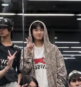 ถ่ายเมื่อวาน                                                 ถ่ายวันนี้

ถ่ายห่างกันวันเดียวคั้บยาย เวฟยังไม่โต 🫳🏻🤧⭐🥢 #waavetnp