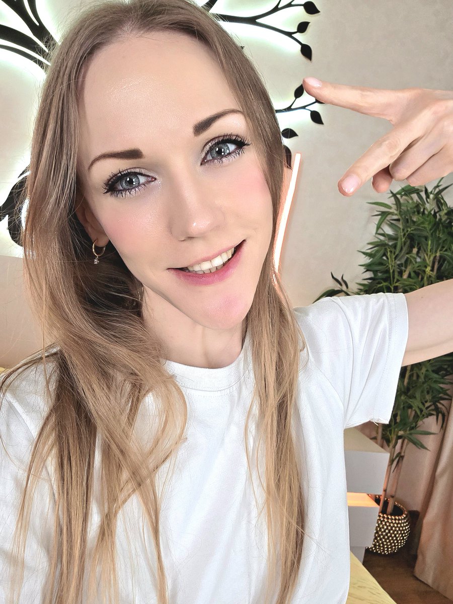 anechkovaya's tweet photo. My face after the stream when I finally get to munch on some yummy dried pears 🍐🍐🍐 https://t.co/AhAbIwMaJY
