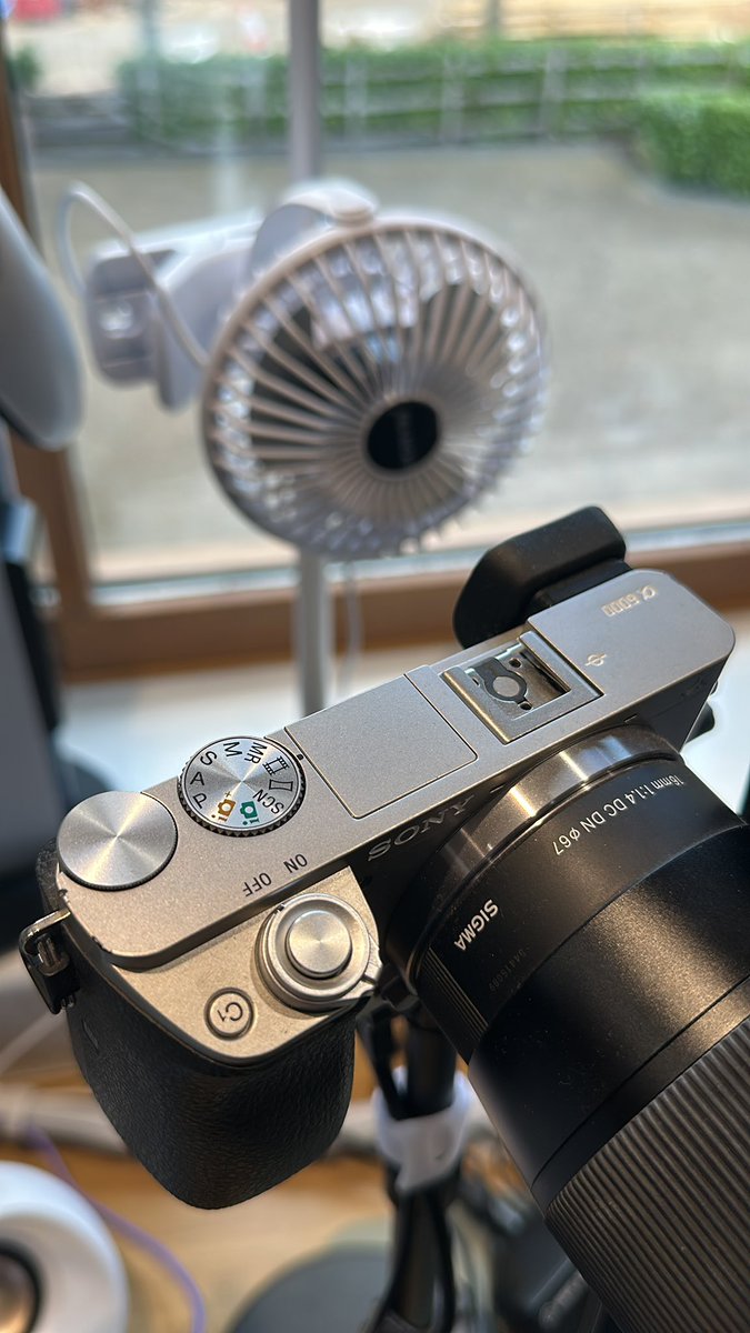 NerdyNetty's tweet photo. @Joesephyr I have a mini fan blowing on my camera. It’s helped tremendously https://t.co/gayWv2WZvB
