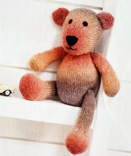 DDCrochetDesign's tweet image. This knitted teddy bear pattern uses variegated yarn to create a gentle ombre effect across the toy. A simple, well-shaped design that works beautifully as a small knitted friend for a child 🧸🧶

dwcrochetpatterns.etsy.com/uk/listing/147…

#MHHSBD #craftbizparty #earlybiz #cuddle #weekend