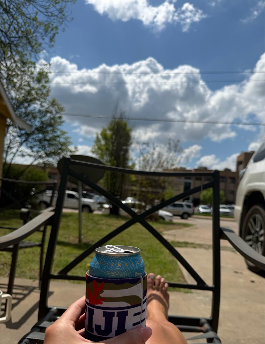 beasburner696's tweet photo. Shitty beer, shitty tanning, and an interview tomorrow I should be prepping for! Happy college https://t.co/AuQlE5sWph