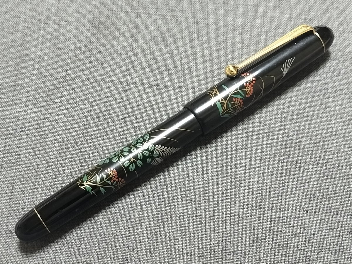 dome_fp's tweet photo. 今日のペンはパイロット 平蒔絵 萩です。
品番としてはFK-3000P-HGとなります、2024年に販売中止となった3万円のプラ軸タイプ。

14金5号ニブが与えられて、玉クリップ以外のトリムは一切取り付けられていません。店頭で長年くすぶっていた個体なので、なんだかビミョーに艶が無いんですよね～💦 https://t.co/UGbwI0GqEH