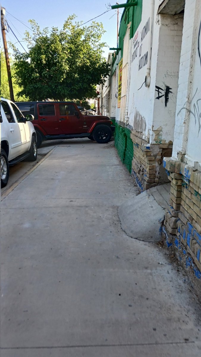 LagunaGeorge's tweet photo. Vehículo estorbando el paso el c. Comonfort entre Ocampo y Escobedo. https://t.co/XOEKcnPQtP