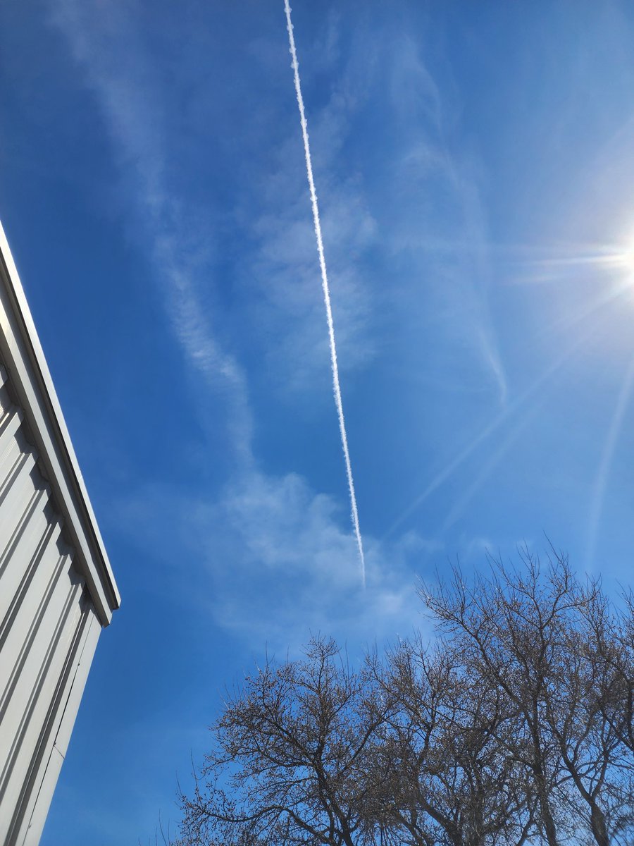 AnthonyHurkmans's tweet photo. @Dan__Stevens Wisconsin this morning beautiful blue sky now its just grey mess in the sky. https://t.co/JqIcxrSKOU