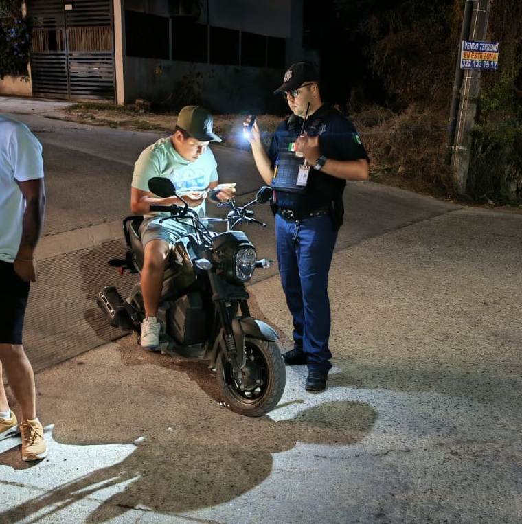 SCVallarta's tweet photo. Se invita a todos los motociclistas a tomar conciencia sobre la importancia de la seguridad vial y a colaborar con las autoridades para crear un entorno más seguro para todos. Los operativos continuarán de manera aleatoria y permanente en coordinación con
la Marina y la Policía https://t.co/czUs1dSK2p
