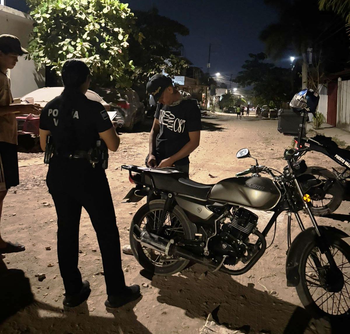 SCVallarta's tweet photo. Se invita a todos los motociclistas a tomar conciencia sobre la importancia de la seguridad vial y a colaborar con las autoridades para crear un entorno más seguro para todos. Los operativos continuarán de manera aleatoria y permanente en coordinación con
la Marina y la Policía https://t.co/czUs1dSK2p