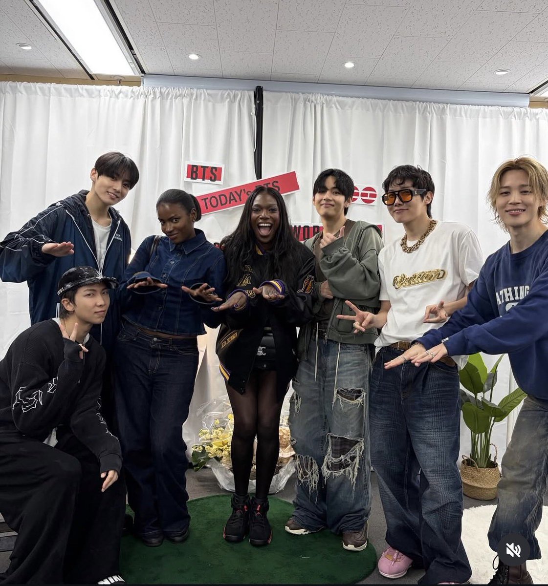 joonsboon's tweet photo. not these 5 being the backstage photo line 😭😭 https://t.co/Rtw5KiwBRN