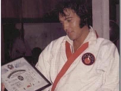 ElvisNumber1's tweet photo. April 9, 1973: Master Kang Rhee, awarded Elvis a 7th Degree Black Belt in his Pasaryu School of Karate. https://t.co/Bk1Q9R31vZ