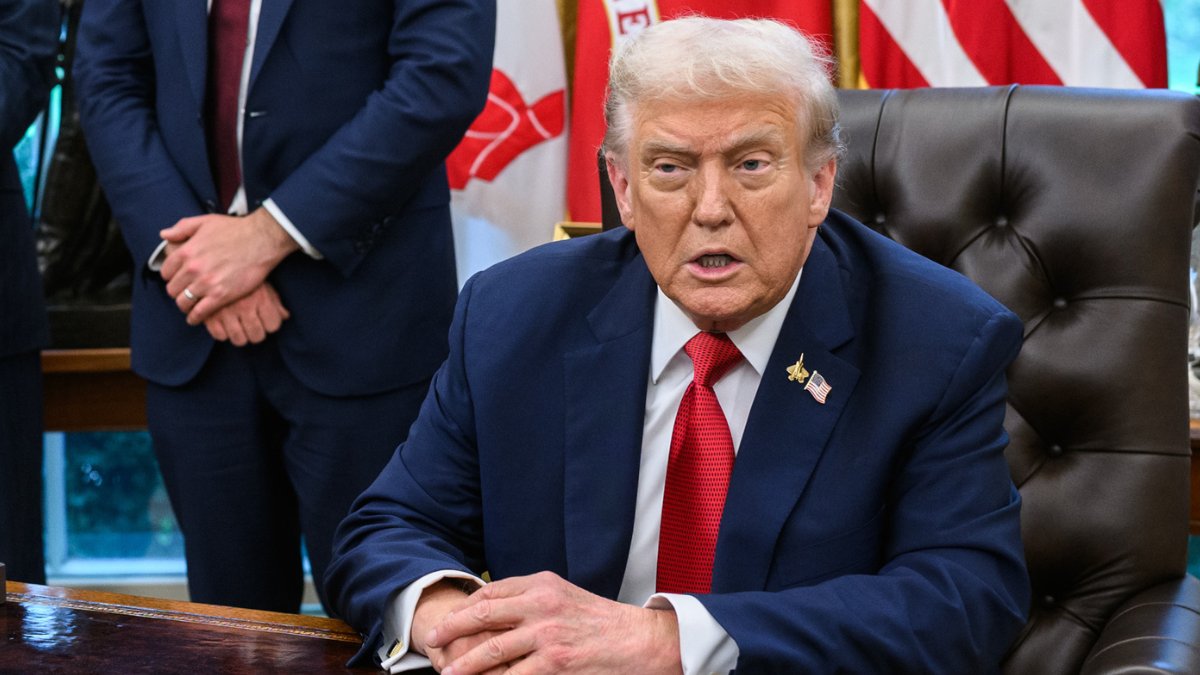 الرئيس الأمريكي دونالد ترمب: هناك تقارير تفيد بأن إيران تفرض رسوماً على ناقلات النفط التي تمر عبر مضيق هرمز. من الأفضل ألا تفعل ذلك، وإذا كانت تقوم بذلك، فمن الأفضل أن تتوقف الآن 