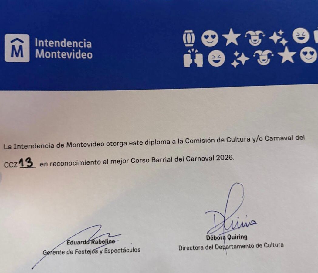 AnaMariaYorio's tweet photo. La Comisión de Carnaval del Concejo Vecinal 13,recibió  en la noche de ayer la distinción de ser el mejor Corso Barrial de Montevideo. https://t.co/j1tWBBMzT8