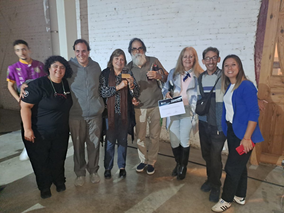 AnaMariaYorio's tweet photo. La Comisión de Carnaval del Concejo Vecinal 13,recibió  en la noche de ayer la distinción de ser el mejor Corso Barrial de Montevideo. https://t.co/j1tWBBMzT8