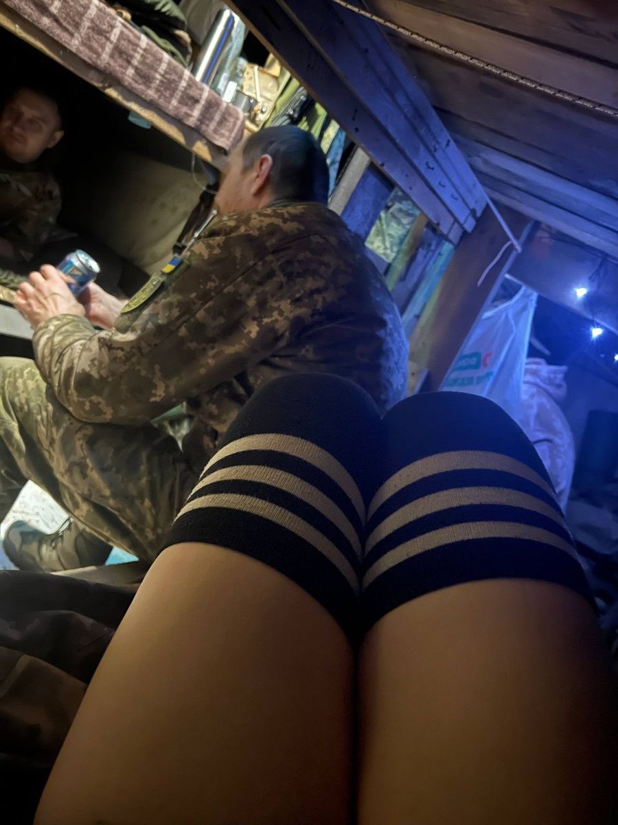 постіронічні політичні меми tweet media