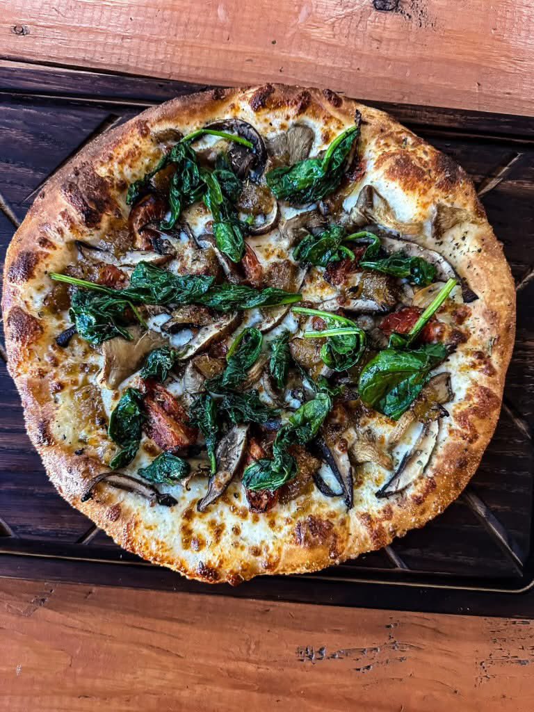 Chefmarkcoakley's tweet image. -FORREST MUSHROOM PIZZA-

Oyster &amp;amp; Portobello Mushrooms, Caramelized Onions and Spinach with garlic oil join together for the perfect combination
#pizza #foodie