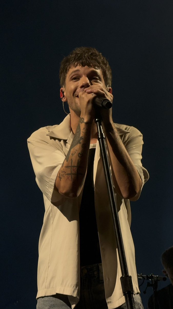 LouisT91Updates's tweet photo. Louis on stage tonight!
#HDWGHWTBologna

adelexjamie https://t.co/j4JzYNvE8a