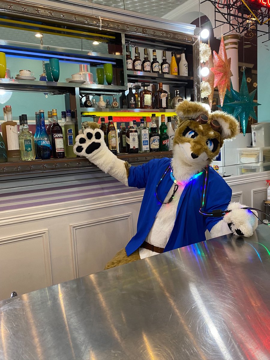 君の好きなカクテルを作ってあげるよ！
(꜆꜄꜆˙꒳˙)꜆꜄꜆ﾍﾟﾍﾟﾍﾟﾍﾟ🍸

 #FursuitFriday
#ケモノフォーカス