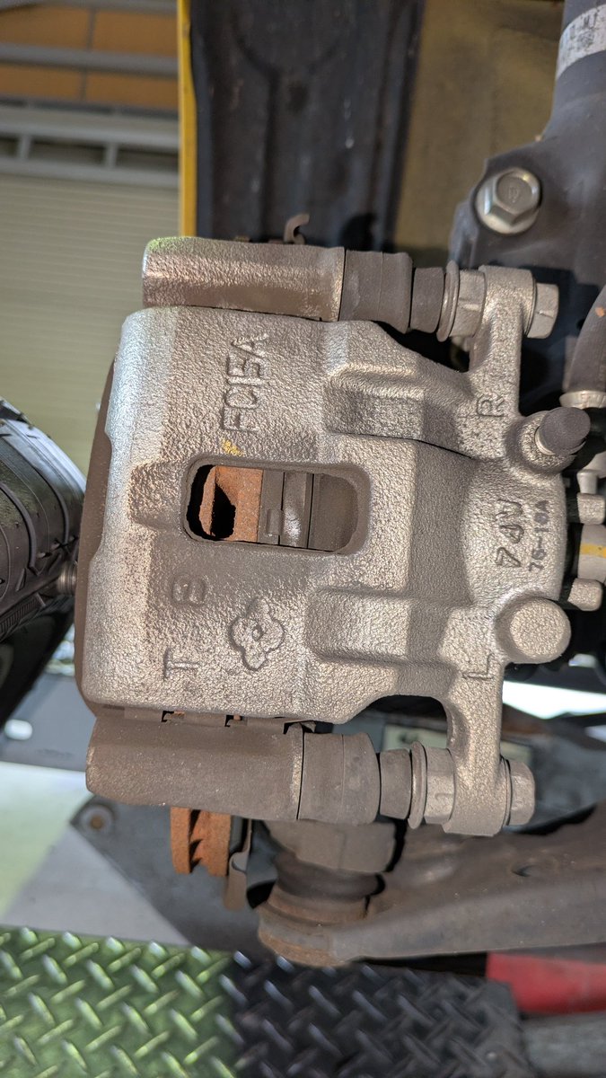 wayatire's tweet photo. ﾜﾀｸｼはタイヤ屋ですが、作業中に余裕があれば各ブーツ類やブレーキパッドくらいは目視で点検します。
今回のお客様、ブレーキパッドが… 😱

自覚症状の無いお客様に不具合をお伝えするのも 一応「車関係」のプロとしての仕事なのかなぁと思います💪

#タイヤ持ち込み #タイヤ交換 #出張タイヤ交換 https://t.co/9CLFeYdZtF