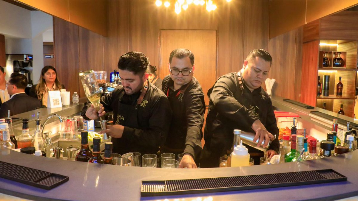 elsalvador's tweet photo. #DeDinero | Este jueves fue inaugurada a Casa del Ron en el Aeropuerto Internacional de El Salvador. Este lounge VIP busca ofrecerle una experiencia premium a los turistas extranjeros y nacionales previo o después de realizar sus viajes.   

📷 Edison González/#DiarioES https://t.co/iwyAbhSdcH
