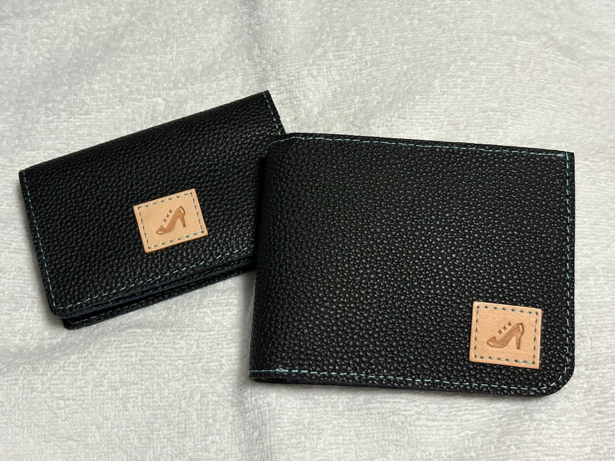 rdh27785's tweet photo. このときにつくった名刺入れとお財布が届きました。
ワンポイントが入っただけの黒い名刺入れ・黒い財布と見せかけて、開くとわかる思想の強さ👠を目指しました。
#Carcru #VividWorld #朝香果林 #アニガサキ #カルクル #虹ヶ咲学園スクールアイドル同好会 https://t.co/ACgjLokFkv