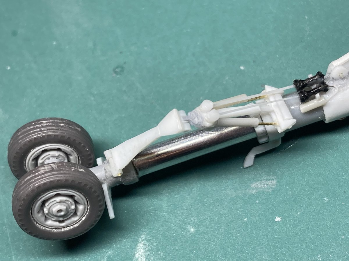 Hobby Craft 1/48 F7U-3シザーズ上2本のアクチュエーターの作用で前輪ステアリングという仕組みを製作して初めて理解