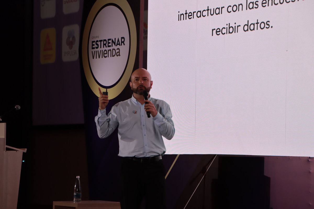 CamacolColombia's tweet photo. 📊En el Encuentro Nacional de Ventas #ENV2026, aprendimos que los renders venden ideas. Los datos venden decisiones.

En su conferencia, Juan Camilo Vargas demostró cómo la inteligencia de mercados está transformando la comercialización de proyectos de rentas cortas, pasando de argumentos estéticos a decisiones basadas en información real.

A través de variables como demanda, ocupación, ADR, RevPAR y comportamiento del viajero, presentó metodologías para construir propuestas de valor más sólidas, con proyecciones realistas y mayor confianza para el inversionista.

Porque hoy no gana quien mejor muestra el proyecto…
gana quien mejor entiende el mercado.

💡 Una mirada estratégica para alinear diseño, precio y narrativa comercial con la realidad del negocio.