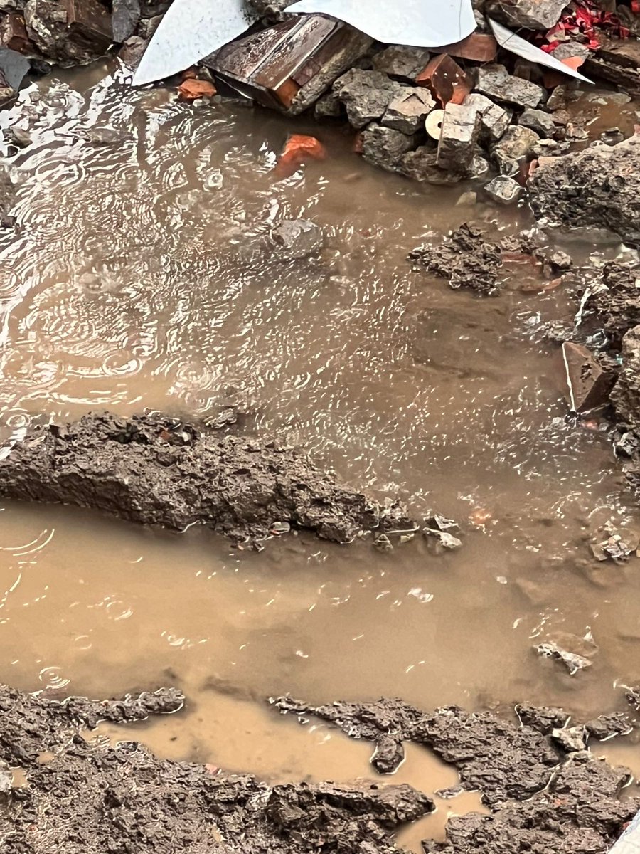 ady_ta's tweet photo. Fuga de agua en obra de la Gran Tenochtitlan en la salida del metro Ermita dirección Tasqueña @SEGIAGUA por favor pedimos su atención @GobCDMX es agua potable https://t.co/ukfFe7Vdyp