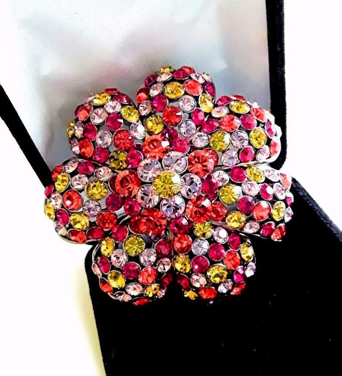 renaissancefai's tweet photo. JOAN RIVERS Gardenia Flower Brooch, Multicolor Rhinestone, Domed Cluster Vintage
https://t.co/Act2jTna3j?
#brooch #vintage #JoanRivers #designer #signed #rhinestones #multicolors #flower #floral #tier #layers #pink #red #orange #lavender #sparkle #round #specialoccasion #gardenia https://t.co/6npJR7XBKM