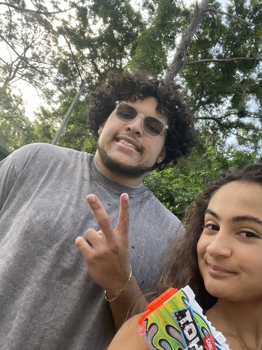H2Hoessssss's tweet photo. Emily Halef shot Jordan Reed @jehovaswet59167 @WaterWars2026 do better JDog https://t.co/QOhuR3fDDY